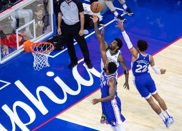 Philadelphia, Pennsylvania, United States of America, March 10th 2022: Matisse Thybulle (76ers 22)& xA