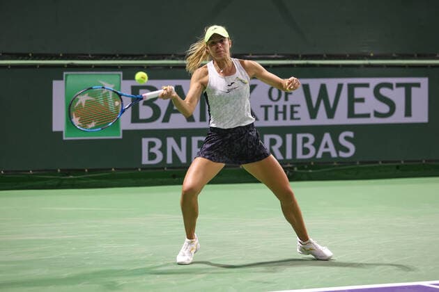 INDIAN WELLS, CA - MARCH 10: Magda Linette (POL) hits a forehand during the BNP Paribas Open on March 10, 2022 at Indian Wells Tennis Garden in Indian Wells, CA. (Photo by George Walker Icon Sportswire) TENNIS: MAR 10 BNP Paribas Open Icon220310051