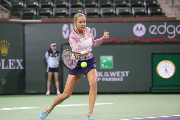INDIAN WELLS, CA - MARCH 10: Shelby Rogers (USA) hits a forehand during the BNP Paribas Open on March 10, 2022 at Indian Wells Tennis Garden in Indian Wells, CA. (Photo by George Walker Icon Sportswire) TENNIS: MAR 10 BNP Paribas Open Icon220310052