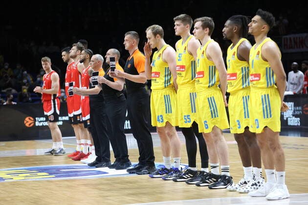DEU, Europa League, ALBA vs Olympiacos Piraeus, 10 03 2022, Mercedes Benz Arena, Berlin, DEU, Europa League, ALBA vs Olympiacos Piraeus, in picture both teams, minute of silence for Ukraine nordphotoxGmbHx xEngler nph00076