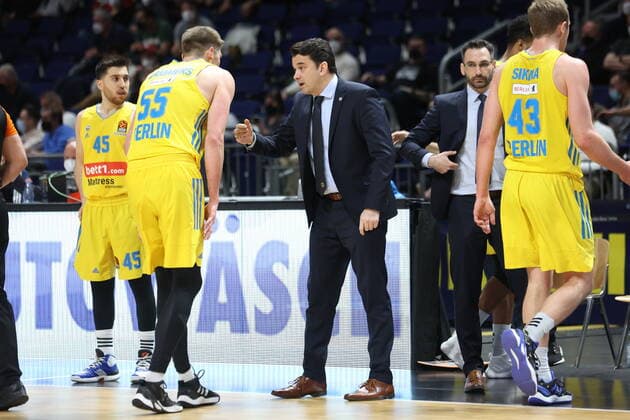 DEU, Europa League, ALBA vs Olympiacos Piraeus, 10 03 2022, Mercedes Benz Arena, Berlin, DEU, Europa League, ALBA vs Olympiacos Piraeus, in picture head coach Israel Gonzalez ALBA Berlin , äa55 , Tamir Blatt ALBA Berlin 45 nordphotoxGmbHx xEngler nph00076