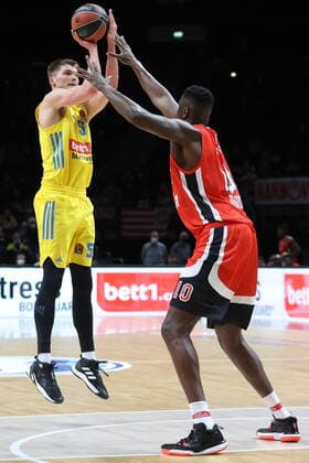 DEU, Europa League, ALBA vs Olympiacos Piraeus, 10 03 2022, Mercedes Benz Arena, Berlin, DEU, Europa League, ALBA vs Olympiacos Piraeus, in picture Lammers ALBA Berlin 55 , Moustapha Fall Olympiacos Piraeus 10 nordphotoxGmbHx xEngler nph00076