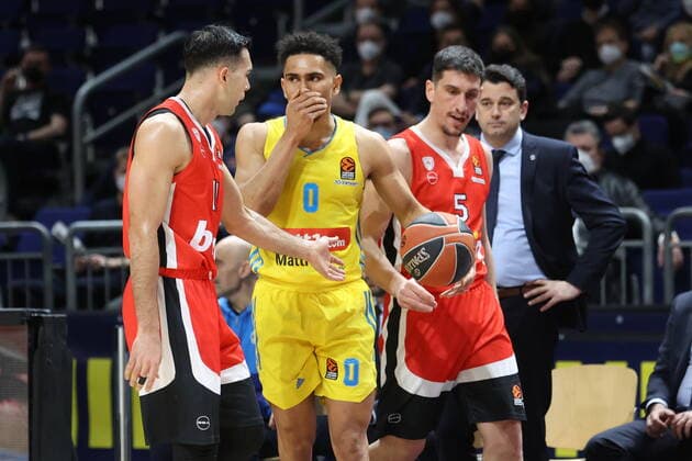 DEU, Europa League, ALBA vs Olympiacos Piraeus, 10 03 2022, Mercedes Benz Arena, Berlin, DEU, Europa League, ALBA vs Olympiacos Piraeus, in picture Maodo Lo ALBA Berlin 0 , head coach Israel Gonzalez ALBA Berlin , Kostas Sloukas Olympiacos Piraeus 11 , Giannoulis Larentzakis Olympiacos Piraeus 5 , nordphotoxGmbHx xEngler nph00076
