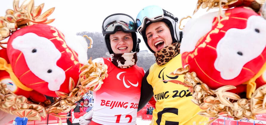 Bilder des Jahres 2022, Sport 03 März Sport Themen der Woche KW10 PARALYMPICS - Winter Paralympics Beijing 2022 YANQING,CHINA,11.MAR.22 - PARALYMPICS, ALPINE SKIING - Paralympic Winter games, Winterspiele,Spiele, Summer games Beijing 2022, giant slalom, ladies. Image shows Veronika Aigner and Elisabeth Aigner (AUT).  GEPAxpictures xPatrickxSteiner