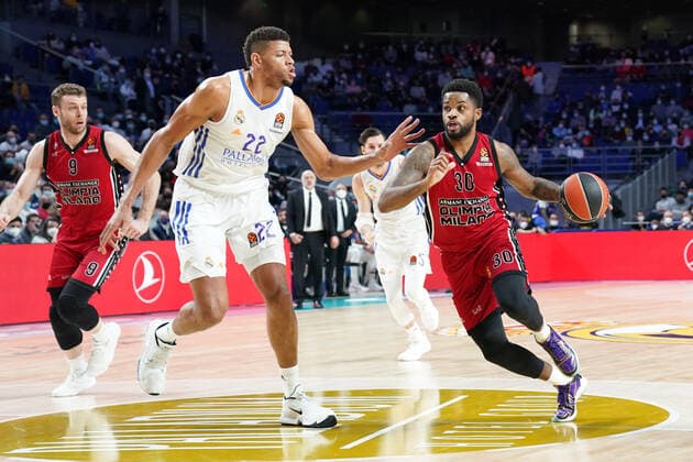 Real Madrid v AX Armani Exchange Milan - Turkish Airlines EuroLeague Troy Daniels (AX Armani Exchange Milan) thwarted by Walter Tavares (Real Madrid) during the Basketball Euroleague Championship Real Madrid Baloncesto vs A X Armani Exchange Milano on March 10, 2022 at the Palacio de Deportes in Madrid, Spain Madrid Spain  Copyright: xSimonexLucarellix originalFilename:livemedia-realmadr220310_npyEi.jpg
