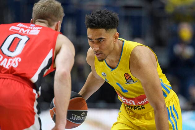v l Thomas Walkup Olympiakos Piraeus, 0 , Maodo Lo Alba Berlin, 0 , look, duel, action, fight, GER, basketball, Alba Berlin vs Olympiakos Piraeus Stats Turkish Airlines EuroLeague 2021 22 , season 2021 2022, 10 03 2022, basketball Alba Berlin vs Olympiakos Piraeus Stats Turkish Airlines EuroLeague 2021 22 , game, 10 03 2022, Berlin Copyright: xEibner-Pressefoto UwexKochx EP_UKH