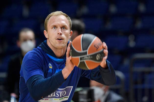 Luke Sikma Alba Berlin, 43 , punter, concentrated GER, Basketball, Alba Berlin vs Olympiakos Piraeus Stats Turkish Airlines EuroLeague 2021 22 , 2021 2022 season, 10 03 2022, Basketball Alba Berlin vs Olympiakos Piraeus Stats Turkish Airlines EuroLeague 2021 22 , game, 10 03 2022, Berlin. Copyright: xEibner-Pressefoto UwexKochx EP_UKH