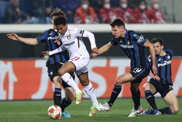 Atalanta v Bayer Leverkusen: Round of 16 Leg One - UEFA Europa League Amine Adli (Bayer 04 Leverkusen), Marten De Roon (Atalanta BC) and Berat Djimsiti (Atalanta BC) battle for the ball during the football Europa League match Atalanta BC vs Bayer Leverkusen on March 10, 2022 at the Gewiss Stadium in Bergamo, Italy Bergamo Italy  Copyright: xFrancescoxScaccianocex originalFilename:livemedia-atalanta220310_npVC1.jpg