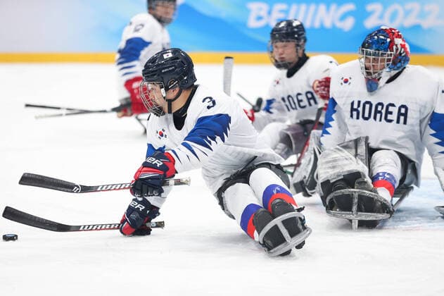 (220311) -- BEIJING, March 11, 2022 -- Ryu Jee Hyun (Front L) of South Korea competes during the para Ice hockey, Eishockey semifinal match between Canada and South Korea of Beijing 2022 Winter Paralympics at National Indoor Stadium in Beijing, March 11, 2022. ) (SP)CHINA-BEIJING-WINTER PARALYMPICS-PARA ICE HOCKEY-SEMIFINAL-CAN VS KOR MaxXiping 