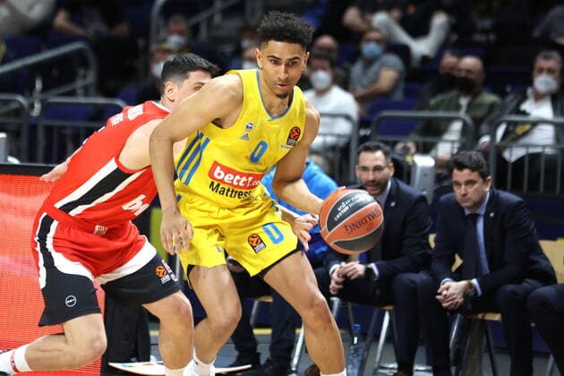 DEU, Europa League, ALBA vs Olympiacos Piraeus, 10 03 2022, Mercedes Benz Arena, Berlin, DEU, Europa League, ALBA vs Olympiacos Piraeus, in picture Maodo Lo ALBA Berlin 0 , Giannoulis Larentzakis Olympiacos Piraeus 5 nordphotoxGmbHx xEngler nph00076