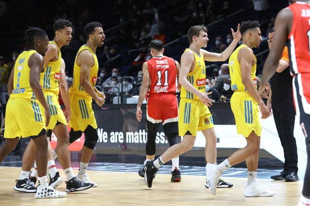 DEU, Europa League, ALBA vs Olympiacos Piraeus, 10 03 2022, Mercedes Benz Arena, Berlin, DEU, Europa League, ALBA vs Olympiacos Piraeus, in picture ALBA players circle, Jaleen Smith ALBA Berlin 3 , Oscar da Silva ALBA Berlin 1 , Johannes Thiemann ALBA Berlin 32 , Malte Delow ALBA Berlin 6 , Maodo Lo ALBA Berlin 0 nordphotoxGmbHx xEngler nph00076
