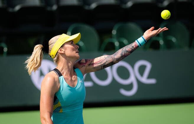 March 10, 2022, INDIAN WELLS, CALIFORNIA, UNITED STATES: Tereza Martincova of the Czech Republic in action during the first round of the 2022 BNP Paribas Open WTA, Tennis Damen 1000 tennis tournament against Heather Watson of Great Britain INDIAN WELLS UNITED STATES - ZUMAa181 20220310_zaa_a181_114 Copyright: xRobxPrangex