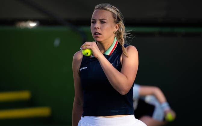 March 10, 2022, INDIAN WELLS, CALIFORNIA, UNITED STATES: Anett Kontaveit playing doubles at the 2022 BNP Paribas Open WTA, Tennis Damen 1000 tennis tournament INDIAN WELLS UNITED STATES - ZUMAa181 20220310_zaa_a181_141 Copyright: xRobxPrangex