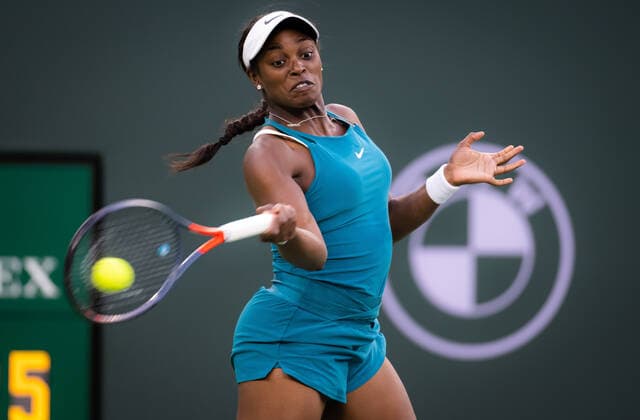 March 10, 2022, INDIAN WELLS, CALIFORNIA, UNITED STATES: Sloane Stephens of the United States in action during the first round of the 2022 BNP Paribas Open WTA, Tennis Damen 1000 tennis tournament against Naomi Osaka of Japan INDIAN WELLS UNITED STATES - ZUMAa181 20220310_zaa_a181_149 Copyright: xRobxPrangex