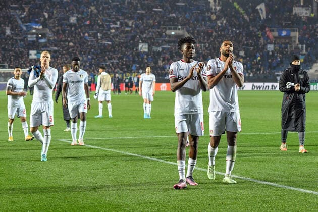 Atalanta v Bayer Leverkusen, UEFA Europa League, Bergamo, Italy Bergamo, Italy. 10th, March 2022. Edmond Tapsoba (12) and Jonathan Tah (4) of Bayer Leverkusen are thanking the supporters after the UEFA Europa League match between Atalanta and Bayer Leverkusen at Gewiss Stadium in Bergamo. Bergamo Italy  Copyright: xGonzalesxPhoto TommasoxFimianox