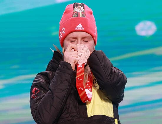 (220311) -- BEIJING, March 11, 2022 -- Bronze medalist Andrea Rothfuss of Germany kisses her medal during the awarding ceremony for the Para Alpine Skiing Women s Giant Slalom Standing of Beijing 2022 Paralympic Winter games, Winterspiele,Spiele, Summer games at Yanqing Medals Plaza in Yanqing District, Beijing, capital of China, March 11, 2022. ) (SP)CHINA-BEIJING-WINTER PARALYMPICS-PARA ALPINE SKIING-WOMEN S GIANT SLALOM-AWARDING CEREMONY(CN) LuoxYuan 