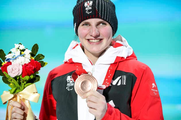 PARALYMPICS - Winter Paralympics Beijing 2022 YANQING,CHINA,11.MAR.22 - PARALYMPICS, ALPINE SKIING - Paralympic Winter games, Winterspiele,Spiele, Summer games Beijing 2022, giant slalom, ladies. Image shows Barbara Aigner (AUT). Keywords: medal.  GEPAxpictures xPatrickxSteiner