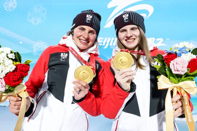 PARALYMPICS - Winter Paralympics Beijing 2022 YANQING,CHINA,11.MAR.22 - PARALYMPICS, ALPINE SKIING - Paralympic Winter games, Winterspiele,Spiele, Summer games Beijing 2022, giant slalom, ladies. Image shows Elisabeth Aigner and Veronika Aigner (AUT). Keywords: medal.  GEPAxpictures xPatrickxSteiner