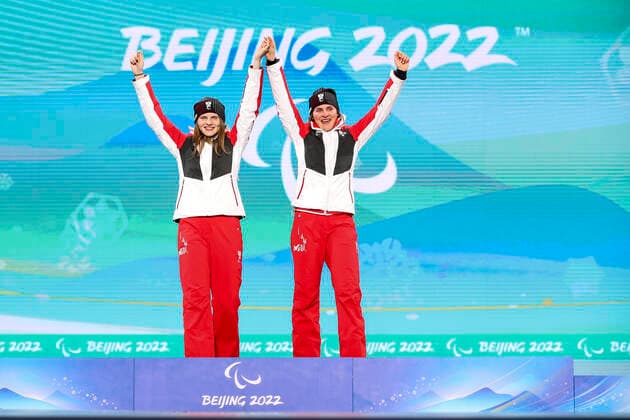 PARALYMPICS - Winter Paralympics Beijing 2022 YANQING,CHINA,11.MAR.22 - PARALYMPICS, ALPINE SKIING - Paralympic Winter games, Winterspiele,Spiele, Summer games Beijing 2022, giant slalom, ladies. Image shows the rejoicing Veronika Aigner and Elisabeth Aigner (AUT).  GEPAxpictures xPatrickxSteiner