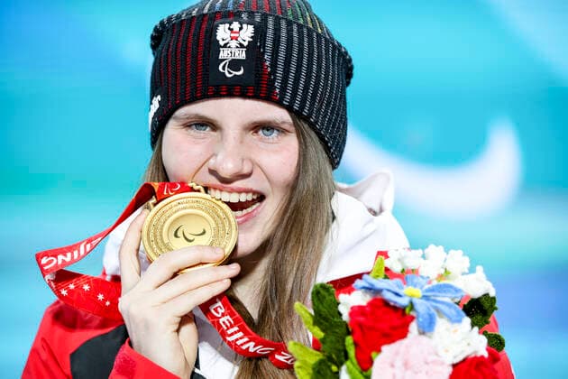 PARALYMPICS - Winter Paralympics Beijing 2022 YANQING,CHINA,11.MAR.22 - PARALYMPICS, ALPINE SKIING - Paralympic Winter games, Winterspiele,Spiele, Summer games Beijing 2022, giant slalom, ladies. Image shows Veronika Aigner (AUT). Keywords: medal.  GEPAxpictures xPatrickxSteiner