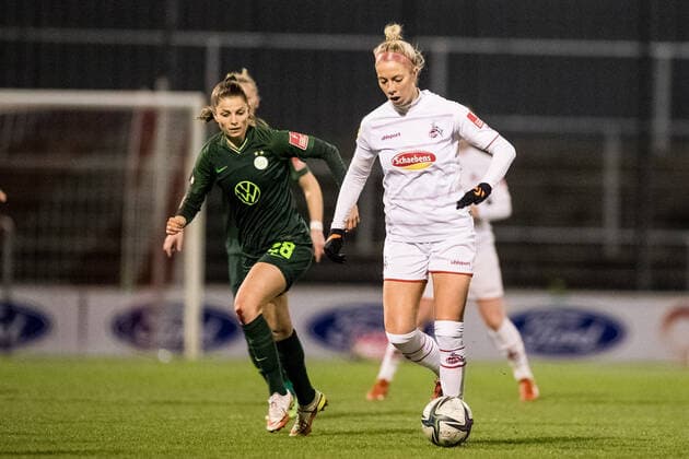 FLYERALARM Women Football Bundesliga, 1 FC Koeln VfL Wolfsburg 11 03 2022 Tabea Wassmuth 28, VfL Wolfsburg , Sharon Beck 10, 1 FC Koeln FLYERALARM Women Football Bundesliga, 1 FC Koeln VfL Wolfsburg, Koeln, Geissbockheim DFB REGULATIONS PROHIBIT ANY USE OF PHOTOGRAPHS AS IMAGE SEQUENCES AND OR QUASI VIDEO Copyright: xBEAUTIFULxSPORTS Wunderlx