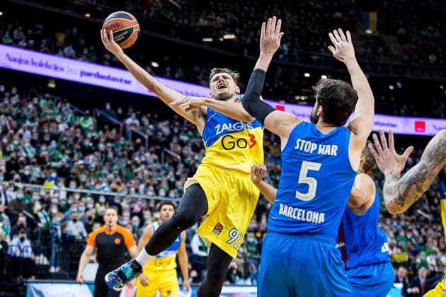 Bilder des Jahres 2022, Sport 03 März Sport Themen der Woche KW10 Sport Bilder des Tages 2022-03-11 Kaunas Lithuania. Zalgiris Kaunas plays Euroleague game vs Barcelona in Zalgiris arena on 11 of March 2022. Instead of traditional green white, Lithuanian players are dressed in blue yellow shirts supporting Ukraine s fight against Russian invasion. Edgaras Ulanovas A16I9727  Copyright: xRokasxLukoseviciusx Euroleague basketball