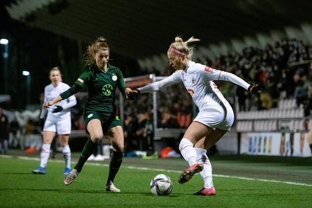 Sharon Beck 1 FC Koeln in duel with Tabea Waßmuth VfL Wolfsburg , 1 FC Koeln vs VfL Wolfsburg, Flyeralarm Frauen Bundesliga, 16 Spieltag, 11 03 2022, Spielzeit 2021 2022 1 FC Koeln vs VfL Wolfsburg, Flyeralarm Frauen Bundesliga, 16 Spieltag, 11 03 2022, Spielzeit 2021 2022 Copyright: xEibner Memmlerx EP_MMR