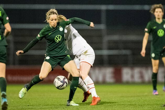 FLYERALARM Women Football Bundesliga, 1 FC Koeln VfL Wolfsburg 11 03 2022 Kathy Hendrich 4, VfL Wolfsburg , Amber Barrett 22, 1 FC Koeln FLYERALARM Women Football Bundesliga, 1 FC Koeln VfL Wolfsburg, Koeln, Geissbockheim DFB REGULATIONS PROHIBIT ANY USE OF PHOTOGRAPHS AS IMAGE SEQUENCES AND OR QUASI VIDEO Copyright: xBEAUTIFULxSPORTS Wunderlx