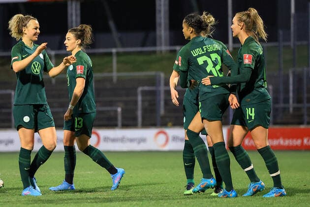 Flyeralarm Frauen Bundesliga 2021 2022, 1 FC Köln VFL Wolfsburg Torjubel VfL Wolfsburg mir Sveindis Jonsdottir VfL, 32 , Felicitas Rauch VfL, 13 , Jill Roord VfL, 14 Köln Franz Kremer Stadion, Rasenplatz Nordrhein Westfalen Deutschland