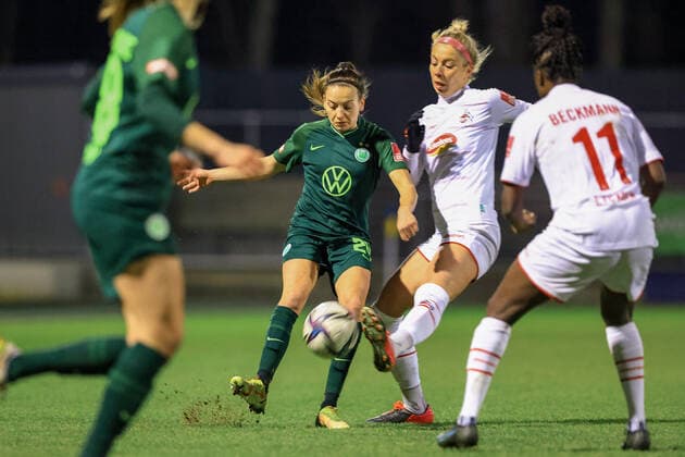 Flyeralarm Frauen Bundesliga 2021 2022, 1 FC Köln VFL Wolfsburg Joelle Wedemeyer VfL, 24 , Sharon Beck FC, 10 Köln Franz Kremer Stadion, grass pitch North Rhine Westphalia Germany