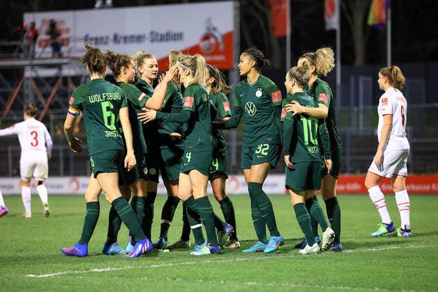 Flyeralarm Womens Bundesliga 2021 2022, 1 FC Cologne VFL Wolfsburg goal celebration VfL Wolfsburg Cologne Franz Kremer Stadium, grass field North Rhine Westphalia Germany