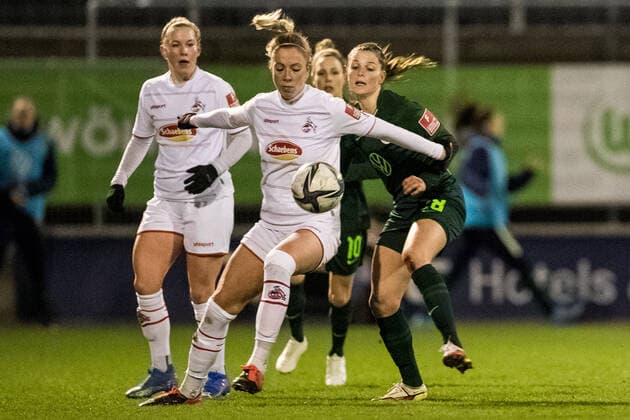 FLYERALARM Women Football Bundesliga, 1 FC Koeln VfL Wolfsburg 11 03 2022 Sharon Beck 10, 1 FC Koeln , Tabea Wassmuth 28, VfL Wolfsburg FLYERALARM Women Football Bundesliga, 1 FC Koeln VfL Wolfsburg, Koeln, Geissbockheim DFB REGULATIONS PROHIBIT ANY USE OF PHOTOGRAPHS AS IMAGE SEQUENCES AND OR QUASI VIDEO Copyright: xBEAUTIFULxSPORTS Wunderlx