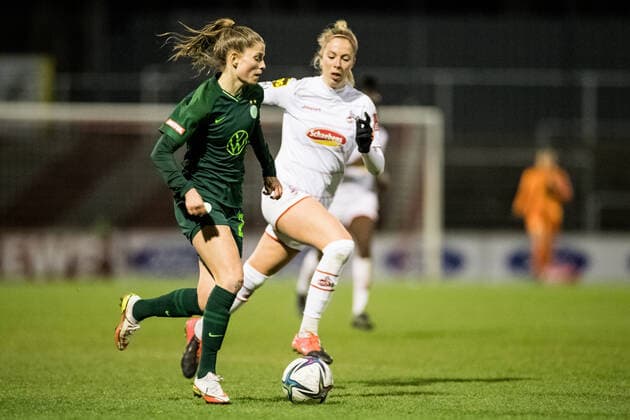 FLYERALARM Women Football Bundesliga, 1 FC Koeln VfL Wolfsburg 11 03 2022 Tabea Wassmuth 28, VfL Wolfsburg , Sharon Beck 10, 1 FC Koeln FLYERALARM Women Football Bundesliga, 1 FC Koeln VfL Wolfsburg, Koeln, Geissbockheim DFB REGULATIONS PROHIBIT ANY USE OF PHOTOGRAPHS AS IMAGE SEQUENCES AND OR QUASI VIDEO Copyright: xBEAUTIFULxSPORTS Wunderlx