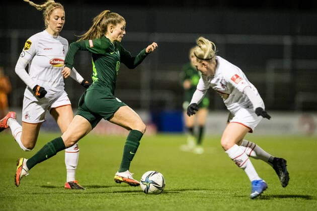 FLYERALARM Women Football Bundesliga, 1 FC Koeln VfL Wolfsburg 11 03 2022 Sharon Beck 10, 1 FC Koeln , Tabea Wassmuth 28, VfL Wolfsburg , Marith Mueller Priessen 4, 1 FC Koeln FLYERALARM Women Football Bundesliga, 1 FC Koeln VfL Wolfsburg, Koeln, Geissbockheim DFB REGULATIONS PROHIBIT ANY USE OF PHOTOGRAPHS AS IMAGE SEQUENCES AND OR QUASI VIDEO Copyright: xBEAUTIFULxSPORTS Wunderlx