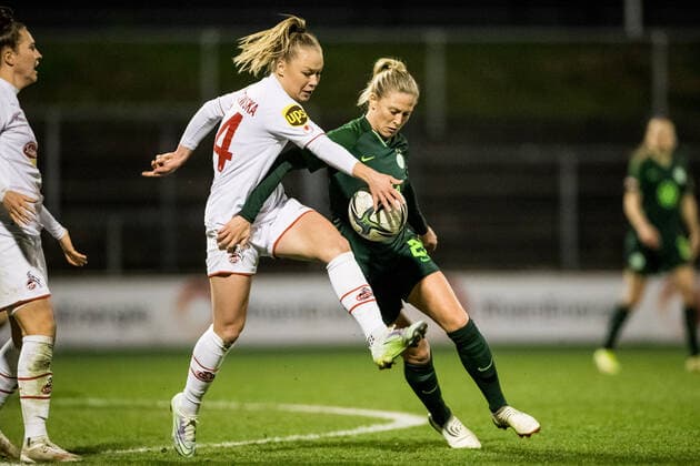 FLYERALARM Women Football Bundesliga, 1 FC Koeln VfL Wolfsburg 11 03 2022 Weronika Zaistowska 24, 1 FC Koeln , Rebecka Blomqvist 21, VfL Wolfsburg FLYERALARM Women Football Bundesliga, 1 FC Koeln VfL Wolfsburg, Koeln, Geissbockheim DFB REGULATIONS PROHIBIT ANY USE OF PHOTOGRAPHS AS IMAGE SEQUENCES AND OR QUASI VIDEO Copyright: xBEAUTIFULxSPORTS Wunderlx