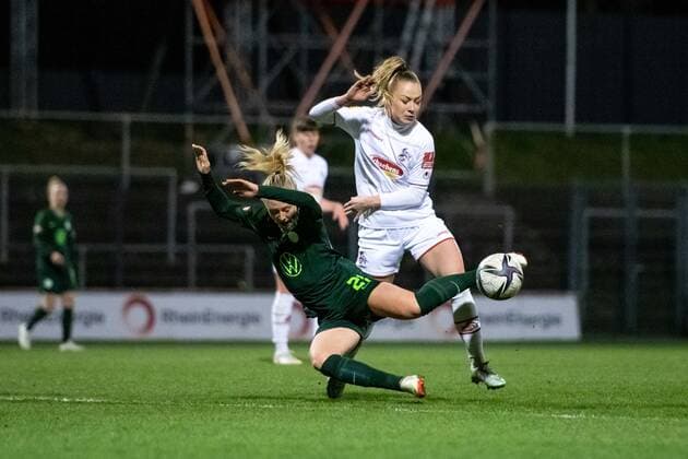 Weronika Zawistowska 1 FC Koeln in duel with Rebecka Blomqvist VfL Wolfsburg , 1 FC Koeln vs VfL Wolfsburg, Flyeralarm Womens Bundesliga, Matchday 16, 11 03 2022, Season 2021 2022 1 FC Koeln vs VfL Wolfsburg, Flyeralarm Womens Bundesliga, Matchday 16, 11 03 2022, Season 2021 2022 Copyright: xEibner Memmlerx EP_MMR