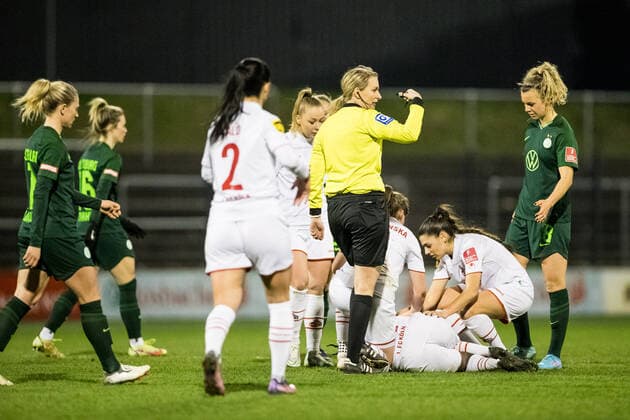 FLYERALARM Women Football Bundesliga, 1 FC Koeln VfL Wolfsburg 11 03 2022 Eunice Beckmann 11, 1 FC Koeln injured on the pitch FLYERALARM Women Football Bundesliga, 1 FC Koeln VfL Wolfsburg, Koeln, Geissbockheim DFB REGULATIONS PROHIBIT ANY USE OF PHOTOGRAPHS AS IMAGE SEQUENCES AND OR QUASI VIDEO Copyright: xBEAUTIFULxSPORTS Wunderlx