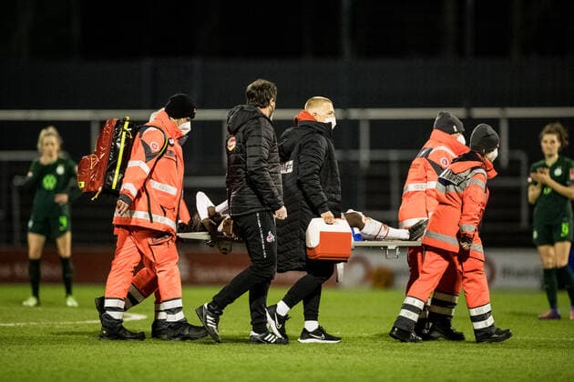 FLYERALARM Womens Soccer Bundesliga, 1 FC Koeln VfL Wolfsburg 11 03 2022 Eunice Beckmann 11, 1 FC Koeln must be carried off the field injured FLYERALARM Womens Soccer Bundesliga, 1 FC Koeln VfL Wolfsburg, Koeln, Geissbockheim DFB REGULATIONS PROHIBIT ANY USE OF PHOTOGRAPHS AS IMAGE SEQUENCES AND OR QUASI VIDEO Copyright: xBEAUTIFULxSPORTS Wunderlx
