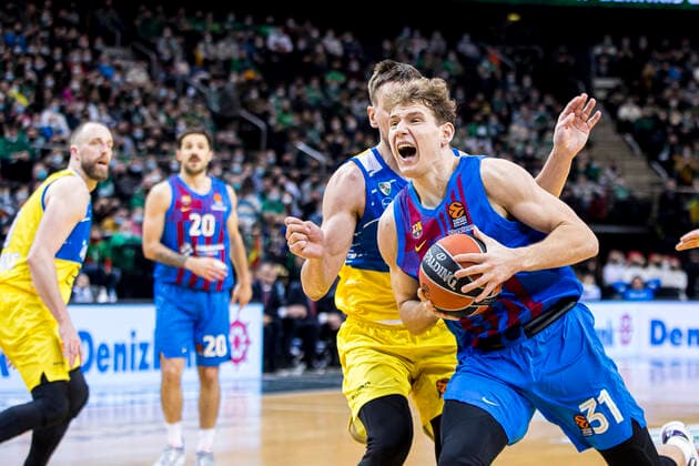 2022-03-11 Kaunas Lithuania. Zalgiris Kaunas plays Euroleague game vs Barcelona in Zalgiris arena on 11 of March 2022. Instead of traditional green white, Lithuanian players are dressed in blue yellow shirts supporting Ukraine s fight against Russian invasion. A16I9996  Copyright: xRokasxLukoseviciusx Euroleague basketball