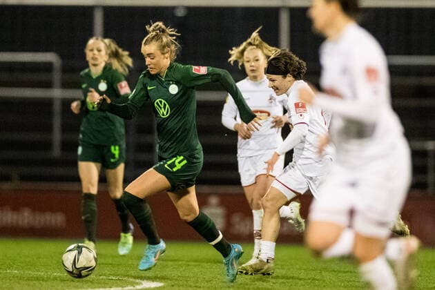 FLYERALARM Women Football Bundesliga, 1 FC Koeln VfL Wolfsburg 11 03 2022 Jill Roord 14, VfL Wolfsburg , Alicia Gudorf 12, 1 FC Koeln FLYERALARM Women Football Bundesliga, 1 FC Koeln VfL Wolfsburg, Koeln, Geissbockheim DFB REGULATIONS PROHIBIT ANY USE OF PHOTOGRAPHS AS IMAGE SEQUENCES AND OR QUASI VIDEO Copyright: xBEAUTIFULxSPORTS Wunderlx
