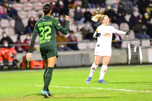 v li Sveindis Jane Jonsdottir VfL Wolfsburg, 32 scores the goal to 0 1, goal, goal success, action, action, game scene, cheering about a goal, celebrating the goal, goal, celebration, cheering about the goal, optimistic, action, action, 11 03 2022, Cologne Germany , Football, Flyeralarm Womens Bundesliga, 1 FC Köln VFL Wolfsburg, Soccer, Flyeralarm Womens Bundesliga, 1 FC Köln VFL Wolfsburg, DFB DFL REGULATES PROHIBIT ANY USE OF PHOTOGRAPHS AS IMAGE SEQUENCES AND OR QUASI VIDEO xmhx