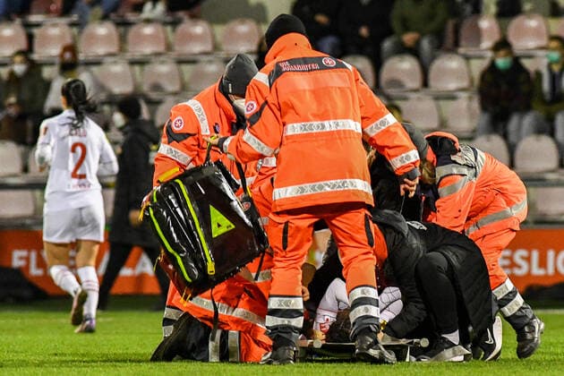Eunice Beckmann FC Cologne, 11 injured on stretcher, injured, injury, sporting injury, 11 03 2022, Cologne Germany , Football, Flyeralarm Frauen Bundesliga, 1 FC Köln VFL Wolfsburg, Football, Flyeralarm Frauen Bundesliga, 1 FC Köln VFL Wolfsburg, DFB DFL REGULATIONS PROHIBIT ANY USE OF PHOTOGRAPHS AS IMAGE SEQUENCES AND OR QUASI VIDEO xmhx