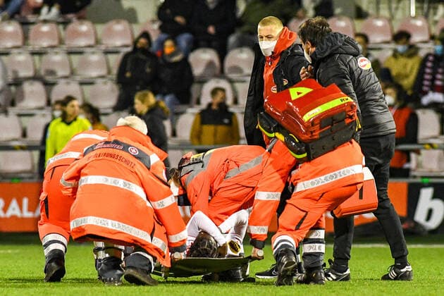 Eunice Beckmann FC Cologne, 11 injured on stretcher, injured, injury, sporting injury, 11 03 2022, Cologne Germany , Football, Flyeralarm Frauen Bundesliga, 1 FC Köln VFL Wolfsburg, Football, Flyeralarm Frauen Bundesliga, 1 FC Köln VFL Wolfsburg, DFB DFL REGULATIONS PROHIBIT ANY USE OF PHOTOGRAPHS AS IMAGE SEQUENCES AND OR QUASI VIDEO xmhx