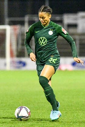 Sveindis Jane Jonsdottir VfL Wolfsburg, 32 on the ball, game scene, crop, full body, single image, action, 11 03 2022, Cologne Germany , Football, Flyeralarm Frauen Bundesliga, 1 FC Köln VFL Wolfsburg, Soccer, Flyeralarm Frauen Bundesliga, 1 FC Köln VFL Wolfsburg, DFB DFL REGULATIONS PROHIBIT ANY USE OF PHOTOGRAPHS AS IMAGE SEQUENCES AND OR QUASI VIDEO xmhx