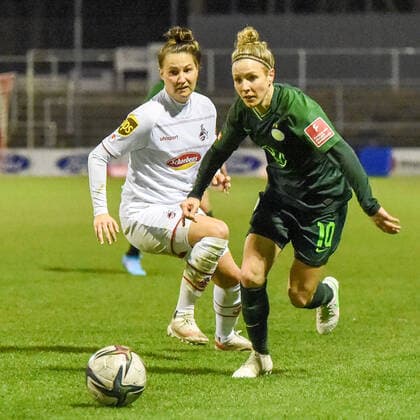 v li Sabrina Horvat FC Köln, 3 , Svenja Huth VfL Wolfsburg, 10 , Zweikampf, Duell, duel, tackle, tackling, Dynamik, Action, Aktion, 11 03 2022, Köln Deutschland , Fussball, Flyeralarm Frauen Bundesliga, 1 FC Köln VFL Wolfsburg, Football, Flyeralarm Frauen Bundesliga, 1 FC Köln VFL Wolfsburg, DFB DFL REGULATIONS PROHIBIT ANY USE OF PHOTOGRAPHS AS IMAGE SEQUENCES AND OR QUASI VIDEO xmhx