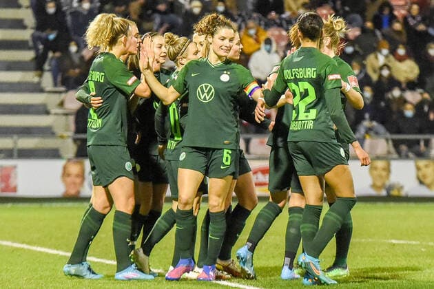 VfL Wolfsburg players cheer 0 2 by Sveindis Jane Jonsdottir VfL Wolfsburg, 32, 2 v r , cheering for a goal, jubilation, goal celebration, celebrate the goal, goal, celebration, cheering about the goal, optimistic, action, action, 11 03 2022, Cologne Germany , Football, Flyeralarm Womens Bundesliga, 1 FC Köln VFL Wolfsburg, Football, Flyeralarm Womens Bundesliga, 1 FC Köln VFL Wolfsburg, DFB DFL REGULATES PROHIBIT ANY USE OF PHOTOGRAPHS AS IMAGE SEQUENCES AND OR QUASI VIDEO xmhx