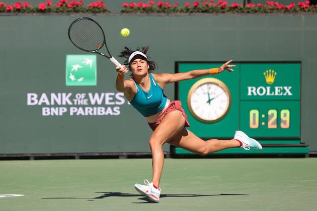INDIAN WELLS, CA - MARCH 11: Emma Raducanu (GBR) hits a forehand during the BNP Paribas Open on March 11, 2022 at Indian Wells Tennis Garden in Indian Wells, CA. (Photo by George Walker Icon Sportswire) TENNIS: MAR 11 BNP Paribas Open Icon220311048