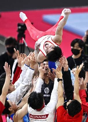 Bilder des Jahres 2022, Sport 03 März Sport Themen der Woche KW10 Sport Bilder des Tages Gymnastics: Uchimura s retirement event Kohei Uchimura, who won gold medals in the men s all-around gymnastics at the 2012 and 2016 Olympics, is tossed in the air by fellow gymnasts during his retirement event at Tokyo Metropolitan Gymnasium on March 12, 2022.  A14AA0001267357P