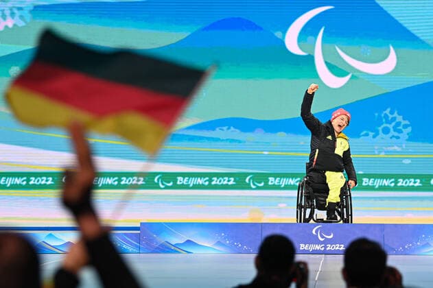 Bilder des Jahres 2022, Sport 03 März Sport Themen der Woche KW10 Sport Bilder des Tages (220312) -- BEIJING, March 12, 2022 -- Gold medalist Anna-Lena Forster of Germany celebrates during the awarding ceremony for the Para Alpine Skiing Women s Slalom Sitting event of Beijing 2022 Winter Paralympic Games at Yanqing Medals Plaza in Yanqing District, Beijing, capital of China, March 12, 2022. ) (SP)CHINA-BEIJING-WINTER PARALYMPICS-PARA ALPINE SKIING-WOMEN S SLALOM SITTING-VICTORY CEREMONY(CN) JiangxHan 