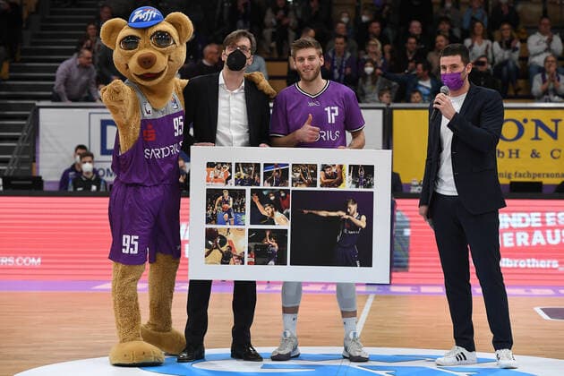 BG Göttingen medi Bayreuth 12 03 2022, Basketball Bundesliga, season 2021 2022, 25 match day, BG Göttingen medi Bayreuth honor for Göttingens Mathis Mönninghoff Göttingen Lower Saxony Germany